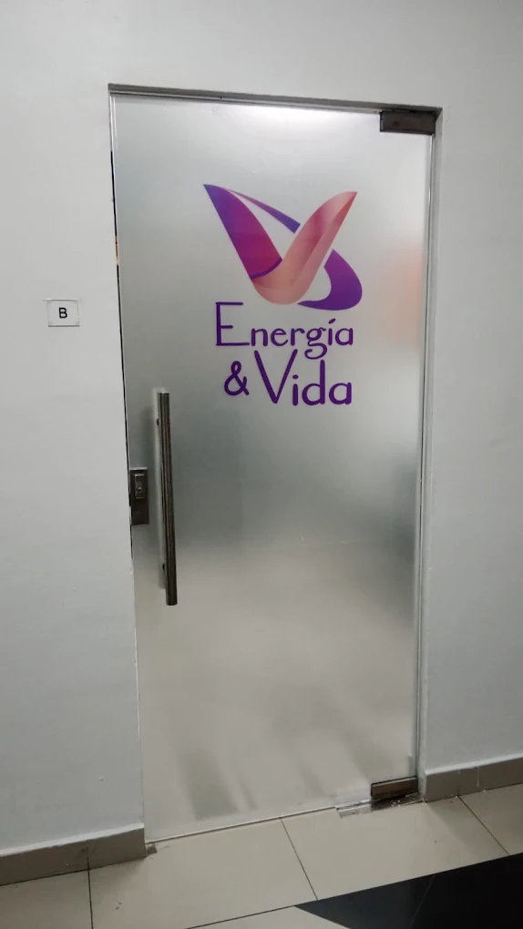 Entrada del edificio donde se encuentra Energía y Vida